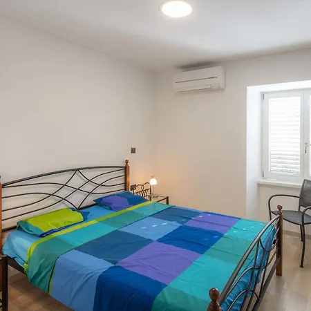 Adrienne アパート マリ・ロシニュ