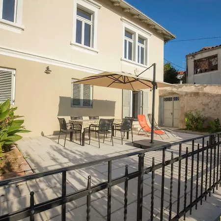 Adrienne アパート *