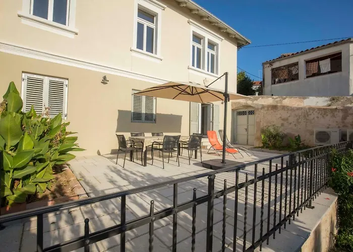 Adrienne Lägenhet *